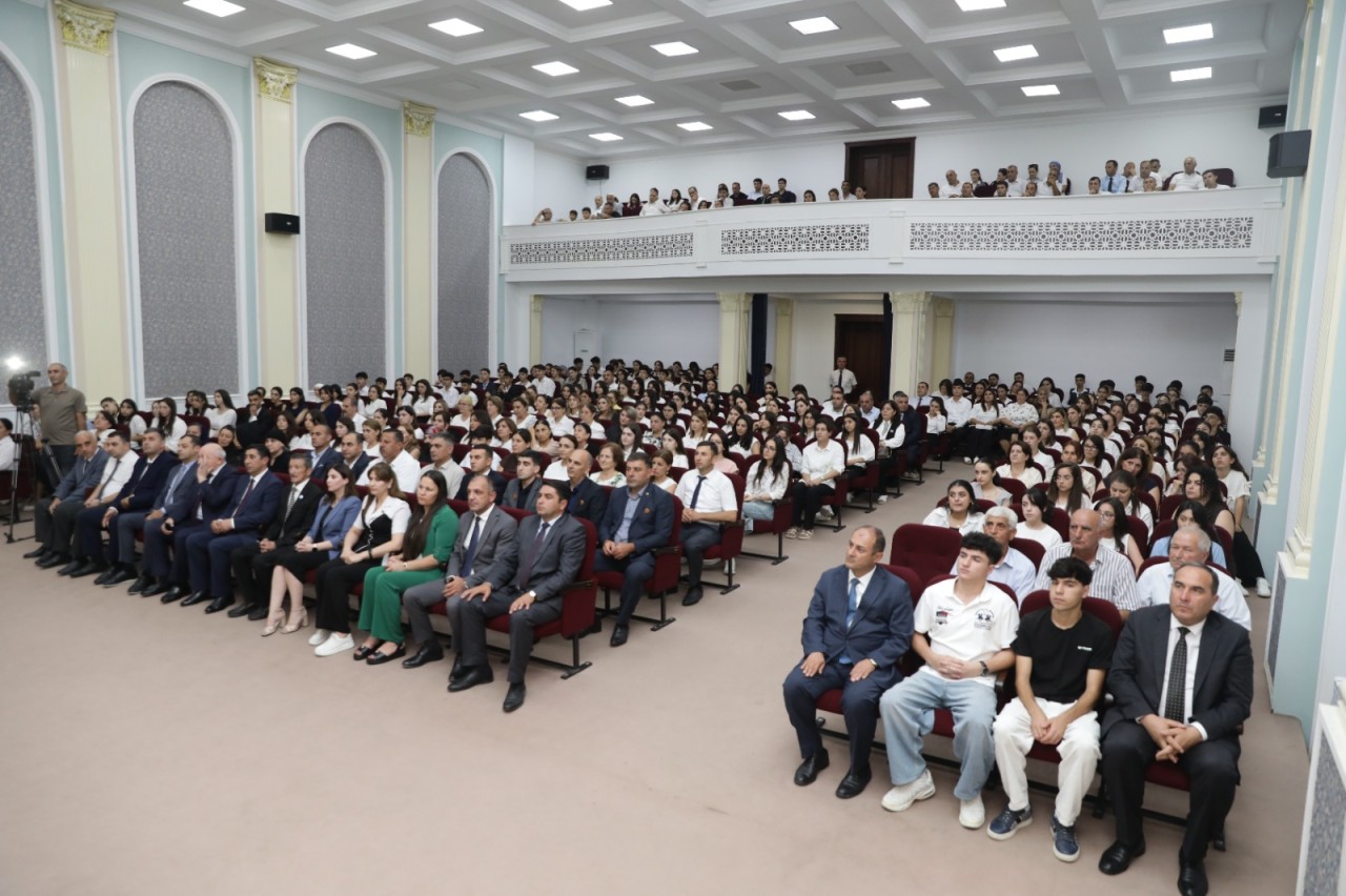 Deputat Ağalar Vəliyev Xaçmazda yüksək balla qəbul olan tələbələri mükafatlandırdı - FOTOLAR